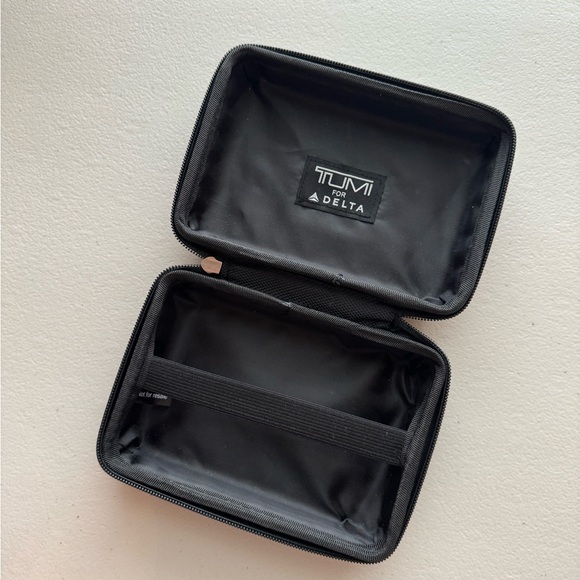 Tumi Hard Shell Case (Delta fisrt Class) - Picture 5 of 11